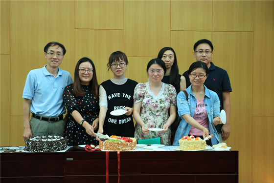 20170921bw必威西汉姆联官网首页举办2017年第三季度教职工生日集体庆祝活动 (4)_副本.jpg