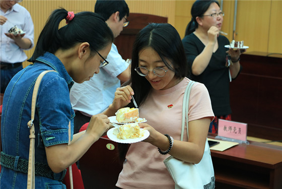 20170921bw必威西汉姆联官网首页举办2017年第三季度教职工生日集体庆祝活动 (8)_副本.jpg